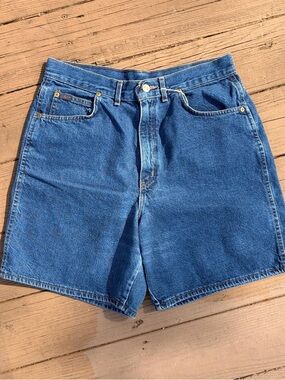 Vintage 1980’s Chic Women’s Dark Wash High Waisted Denim Mom Shorts